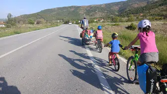 Beş kişilik Fransız aile bisikletleriyle Konya sokaklarında