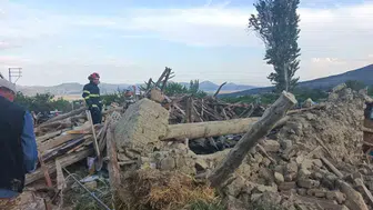 Burdur'da kerpiç ev aniden çöktü