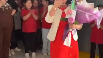 41 yıllık öğretmen son dersinde gözyaşlarıyla emekliye ayrıldı