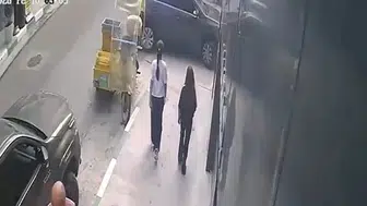 Niksar’da otomobil iş yerinin duvarına daldı