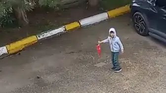 5 yaşındaki Miraç yerde gördüğü bayrağı kimseye aldırmadan yerden kaldırdı