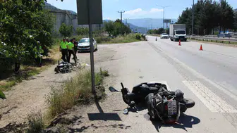 Amasya Boğazköy yolunda iki motosiklet kafa kafaya çarpıştı