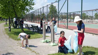Düzceli çocuklar parklardaki çöpleri toplayıp yetişkinlere mesaj verdi
