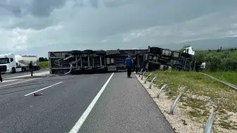 Gerede yolunda devrilen tır trafiği kilitledi