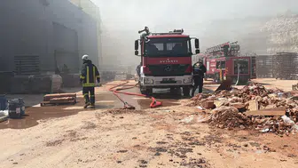 Kütahya sanayisinde çömlek fabrikasını alevler sardı