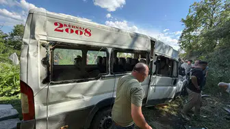 Burdur'da yolcu minibüsü tarlaya girdi