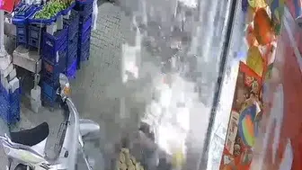 Manisa’da market önündeki şişe büyük gürültüyle patladı