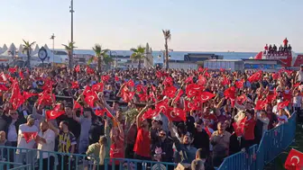 Tekirdağ sahili milli maç heyecanıyla kırmızı beyaza büründü