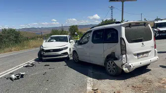 Elazığ Pertek yolunda araçlar çarpıştı
