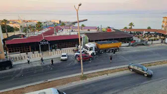 Silifke’de kontrolden çıkan kamyon park halindeki araçlara daldı