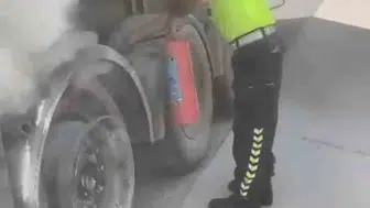Birecik yolunda alev alan tanker faciaya davetiye çıkardı