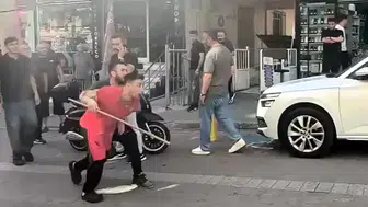 Avcılar sokaklarında sopalı kavga anbean görüntülendi