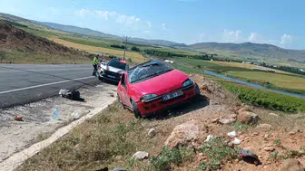 Elazığ yolunda direksiyon hakimiyeti kaybedildi araç takla attı