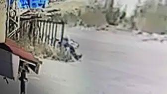 Sivas'ta dehşet anları İnşaat işçisi duraktaki vatandaşlara baltayla saldırdı