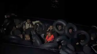 İzmir açıklarında motoru bozulan bottaki 31 kişi kurtarıldı
