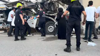Bursa'da TIR kazası Sürücü beton ayağa çarparak can verdi