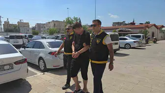 33 yıllık hapis cezası olan dolandırıcıyı dövmesi ele verdi