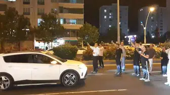 Diyarbakırlılar bitmeyen trafik kazaları için yolu trafiğe kapattı