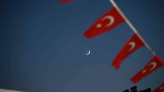 Manisa semalarında Türk bayrağıyla buluşan gökyüzü manzarası