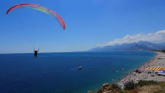 Sınav stresi bitti öğrenciler Konyaaltı sahiline koştu