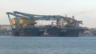 Dev vinç gemisi Boğaz trafiğini kesti
