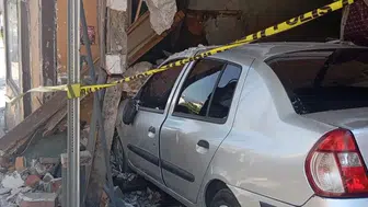 Bursa'da park halindeki araç yokuş aşağı eve daldı