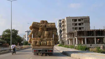 Adana yollarında saman balyalarıyla trafiği tehlikeye atan pikap