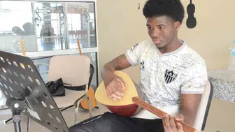 Burkina Fasolu öğrenci Malatya’da bağlama çalmayı öğreniyor