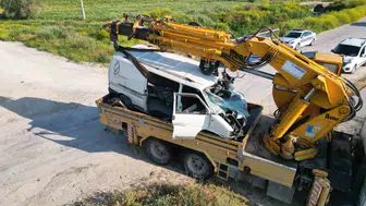 Tren raylarında mahsur kalan kamyonet faciaya davetiye çıkardı