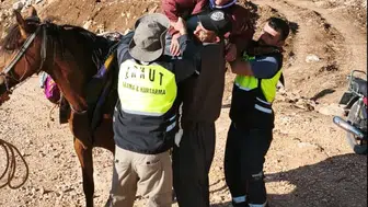 Siirt'te sarp arazide mahsur kalan kadın katırla kurtarıldı