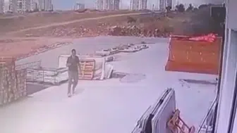 Şanlıurfa’daki milyonluk yangının başlangıç anı kameralara yansıdı