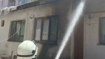 Eskişehir'de müstakil evin çatısı alevlere teslim oldu
