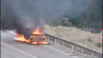 Kozan yolunda hareket halindeki araç bir anda küle döndü