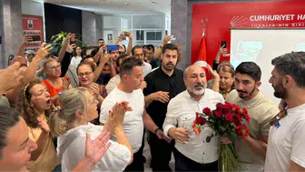 CHP İzmir binasında karanfil krizi ve arbede