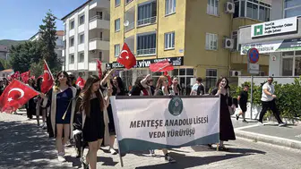Menteşe Anadolu Lisesi öğrencileri mezuniyet coşkusunu sokaklara taşıdı