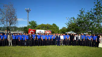 Erciş'te adliye çalışanları inci kefali göçüyle moral depoladı