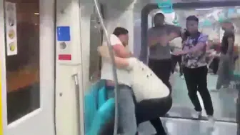 Pendik Marmaray hattında yolcular ve görevliler birbirine girdi