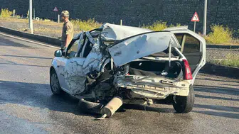 Ağrı'da kırmızı ışık kazası Freni boşalan kamyonet otomobile çarptı