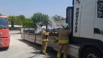 Hatay'da park halindeki tırın dorsesi alevlere teslim oldu