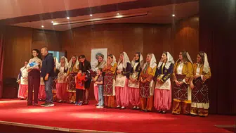 Eskişehirli kadınlar halk oyunlarıyla sahne tozunu attırdı