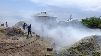 Van Erciş’te bir kışlık stok kül oldu