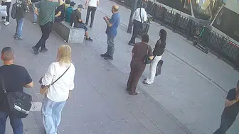 Fatih’te tramvay durağında küçük çocuğun can verdiği o anlar kamerada