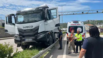 Sinop yolunda direksiyon başında fenalaşan sürücü kaza yaptı