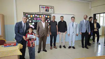 Ahlat'ta 12 bin öğrenci karne sevinciyle tatile çıktı