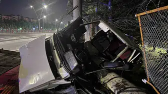 Kayseri'de kontrolden çıkan otomobil çitleri aşıp bahçeye daldı