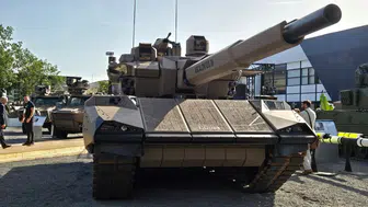 Avrupa savaş meydanlarına dronları yöneten tankını sürüyor