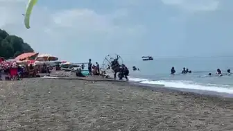 Düzce’de plajda kaza Motorlu paraşüt güneşlenenlerin arasına daldı