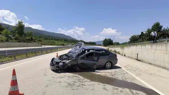 Kastamonu yolunda sürücü hakimiyeti kaybetti araç duvara çarptı