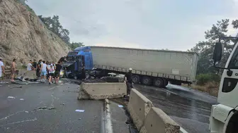 Antalya Kemer yolunda tır kazası trafiği felç etti