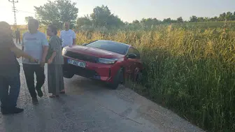 Bilecik'te köy yolu üzerinde iki araç birbirine girdi